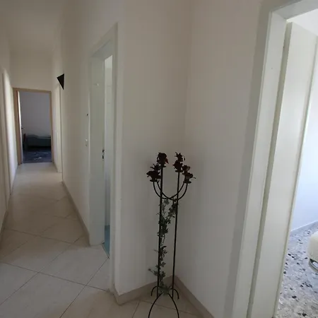 Casa Elena Gialla 아파트 살베